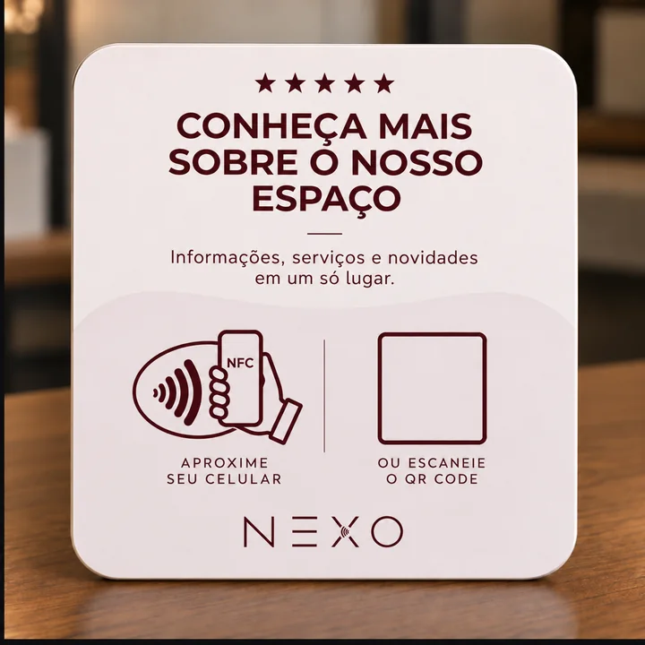 Card Branco NEXO com fundo claro, textos vinho e cantos arredondados, sobre mesa de madeira.